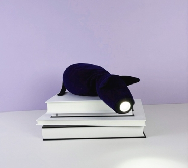 leseleuchte-henry-fuer-die-schulter-leseschwein-leselampe-buch-nachtblau-design-made-in-germany-hergestellt-in-deutschland